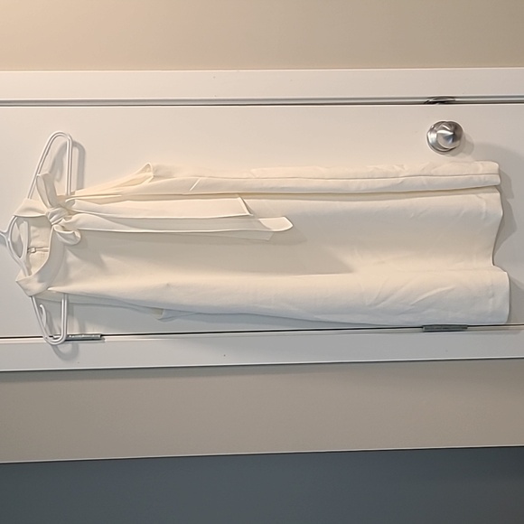 Vince Camuto Dresses & Skirts - NWT Vince Camuto White Bow-Tie Dress 🌴🤍